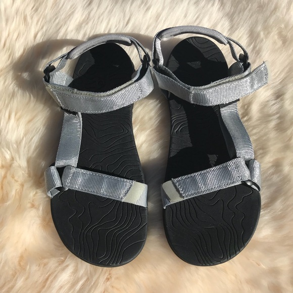 silver tevas